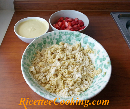 Torta sbriciolata crema e fragole